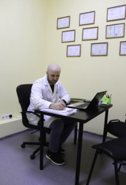 Психиатр-нарколог за рабочим столом